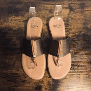 Andre Assous Naomi Thong Sandals Women Sz 8 Bronze Metallic Featherweights Spain